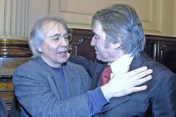 Juan "Gamba" Gentilini con Roberto Sanchez -Sandro- el recibir mención en el recinto del Honorable Senado de la Nación Argentina